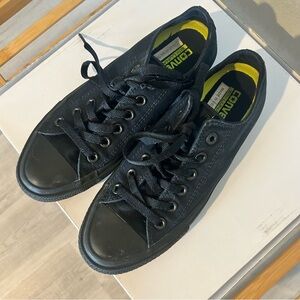 Converse unisex All Star shoe in black, women’s size 8.